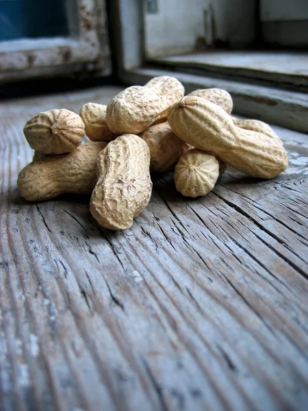 Peanuts in the shell on an old retro window sill — Stock Photo, Image