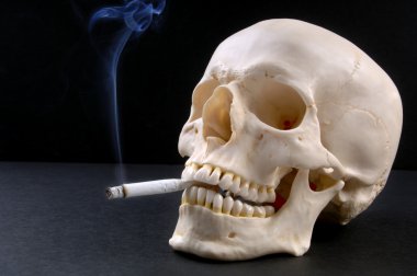 sigara içen kafatası