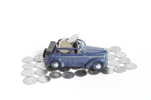 Modelo do carro com as moedas — Fotografia de Stock