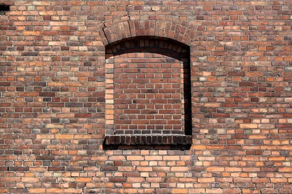 Fenêtre briquée dans un vieux mur de briques — Photo