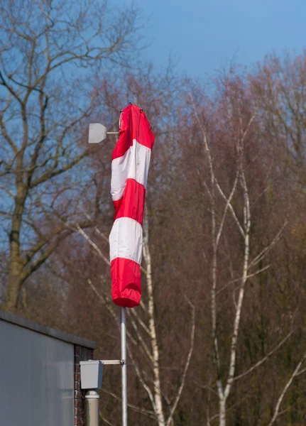 Rot mit weißer Windsack — Stockfoto