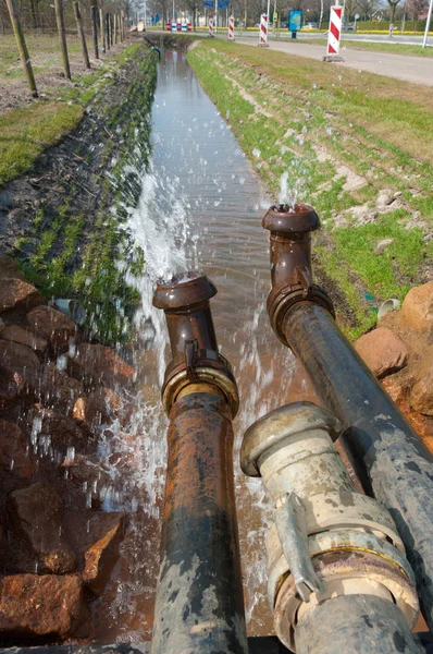 Pompaggio dell'acqua — Foto Stock