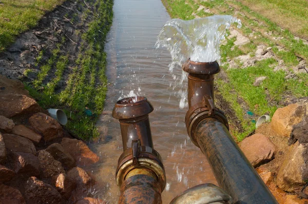 Pompowanie wody — Zdjęcie stockowe