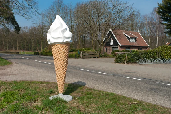 Морозиво конусна статуя — стокове фото