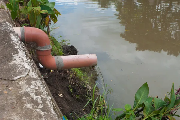 Égouts sortant dans la rivière — Photo