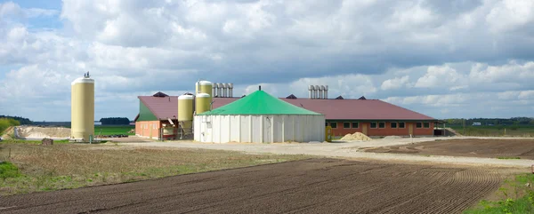 Barn with silos — Stock Photo, Image