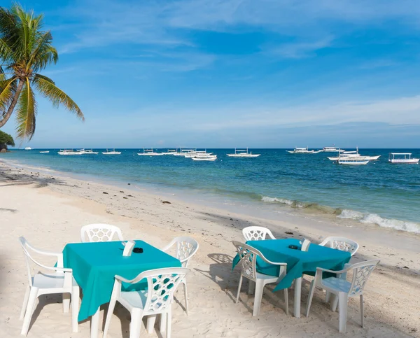 Столы на пляже — стоковое фото