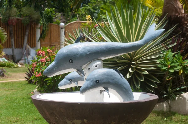Standbeeld van dolfijnen — Stockfoto