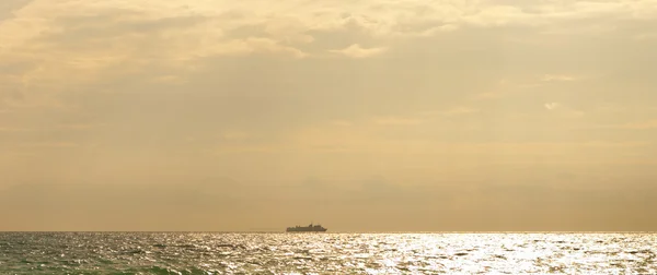 Barco en el horizonte —  Fotos de Stock
