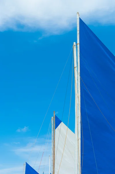 白と青の帆 — ストック写真