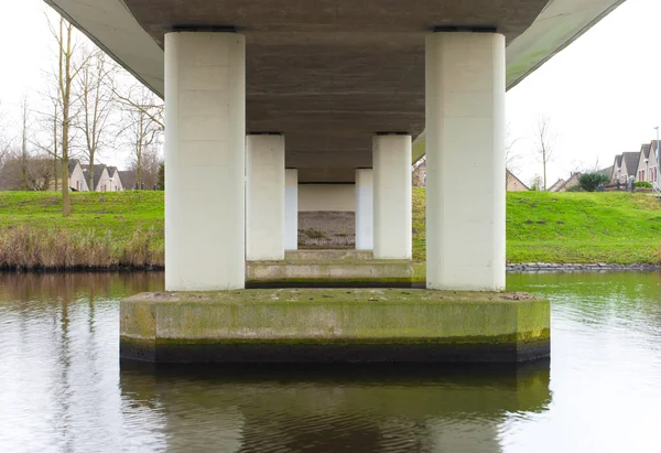 Onder de brug — Stockfoto