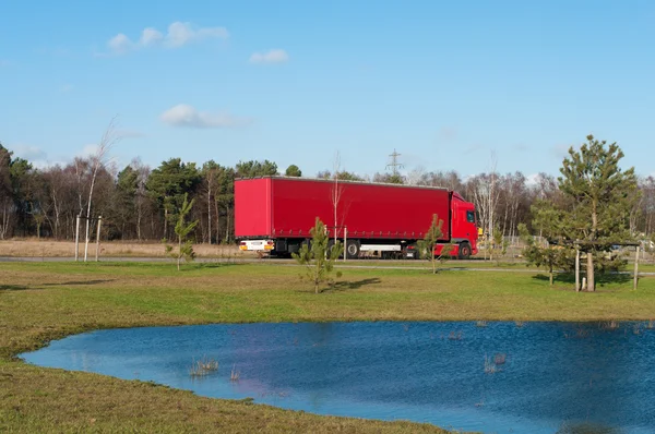 Rode vrachtwagen — Stockfoto