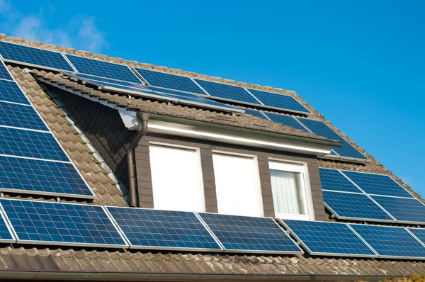 Painéis solares na casa — Fotografia de Stock