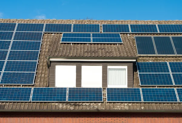 Painéis solares na casa — Fotografia de Stock