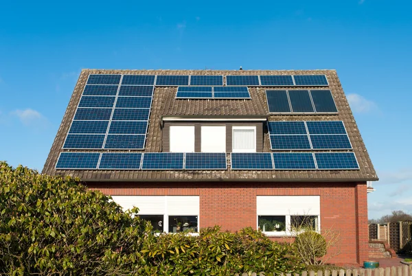 Pannelli solari sulla casa — Foto Stock