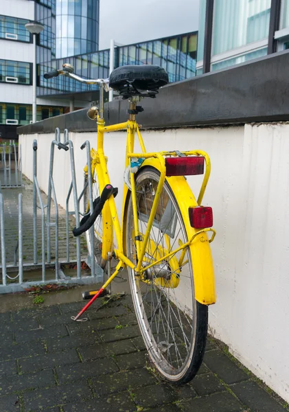 Yellow bicycle — Stock Photo, Image