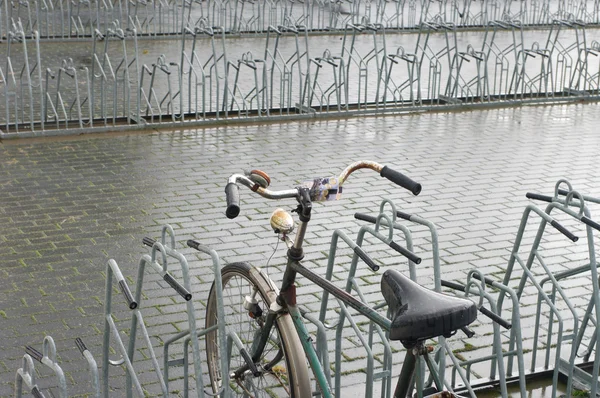 Парковка для велосипедов — стоковое фото