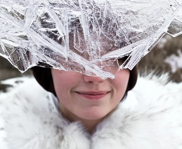 Parça buz ve gülümseyen bir kızın yüzü — Stok fotoğraf