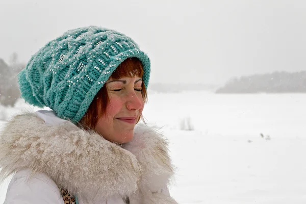 Девушка в зимней одежде моргнула снегом от — стоковое фото