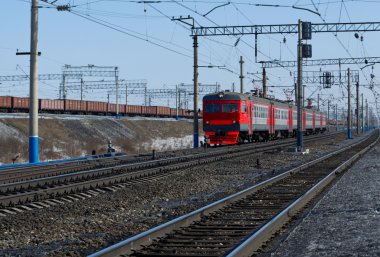 parlak kırmızı mavi gökyüzü tren yolcu