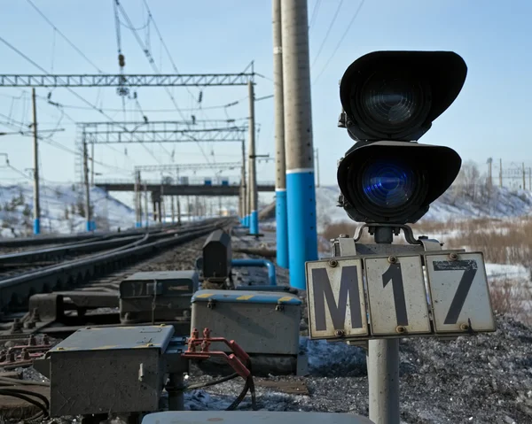 Semafor demiryolu üzerinde mavi — Stok fotoğraf