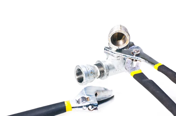 Verstelbare sleutel houden een pipe fittings — Stockfoto