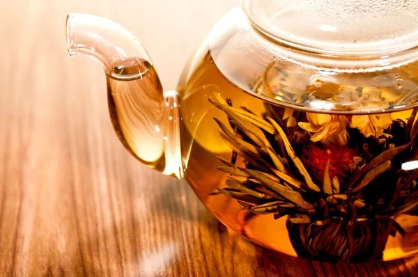 Blühender grüner Tee in Glasteekanne — Stockfoto