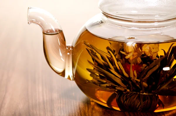 Blühender Tee in Glasteekanne — Stockfoto