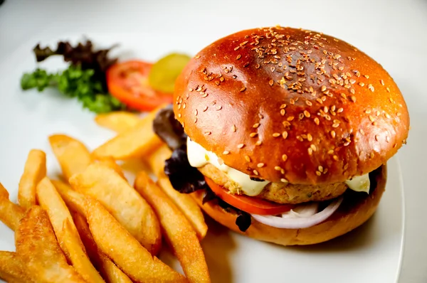 เบอร์เกอร์ไก่กับสเต็กฟราย — ภาพถ่ายสต็อก