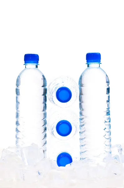 Cinco botellas de agua sobre hielo — Foto de Stock
