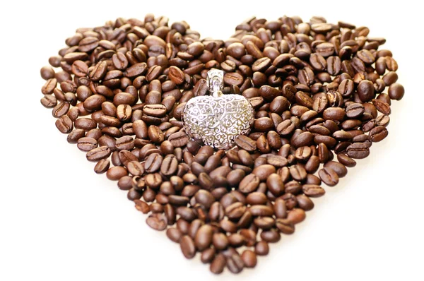 Grains de café en forme de coeur avec un pendentif en argent — Photo