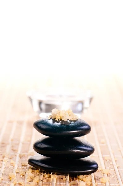 Spa sól do kąpieli na bilans zen kamienie — Zdjęcie stockowe