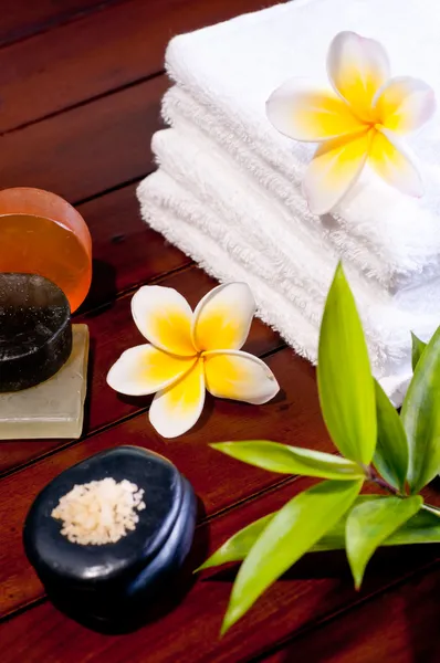 Έννοια του σπα με zen πέτρα, άλατα μπάνιου, σαπούνι και δύο κίτρινο λουλούδι — Φωτογραφία Αρχείου
