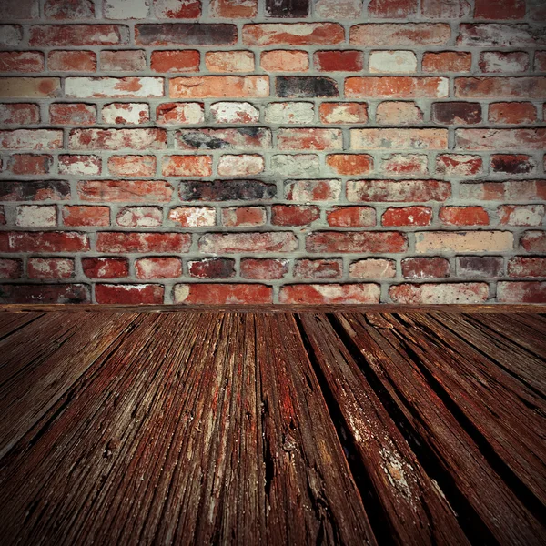 Parede de tijolo e piso de madeira fundo da adega velha — Fotografia de Stock