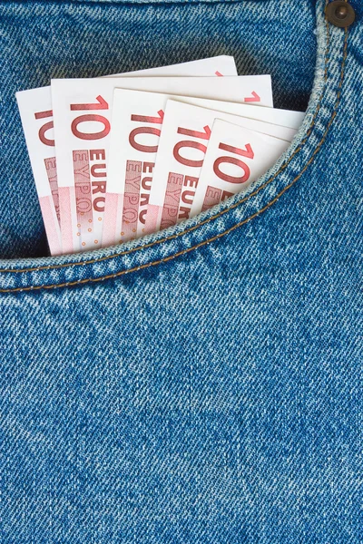 Банкноты евро в джинсовом кармане — стоковое фото