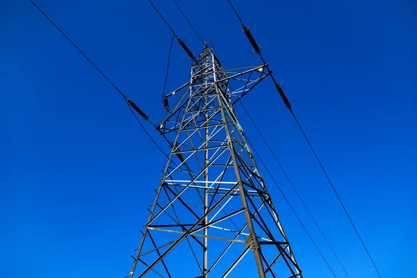 Hoge elektrische pyloon op blauwe hemel als achtergrond — Stockfoto