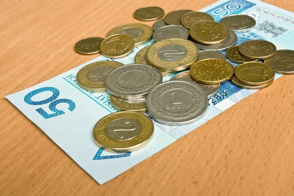 Польские деньги - злотые, банкноты и монеты на столе — стоковое фото