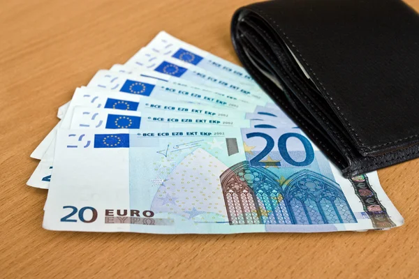 Euro, Europees geld, bankbiljetten en portemonnee op tafel — Stockfoto