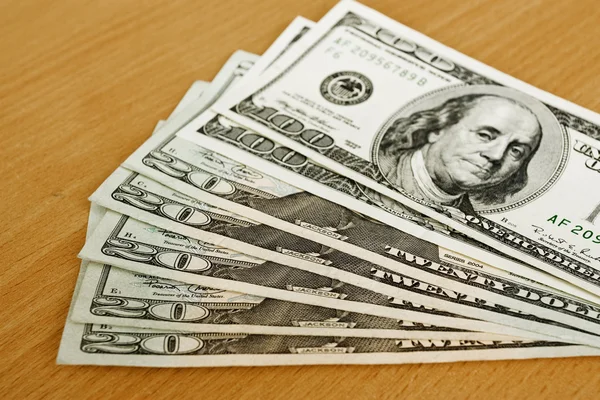 Ons dollar, bankbiljetten op tafel — Stockfoto