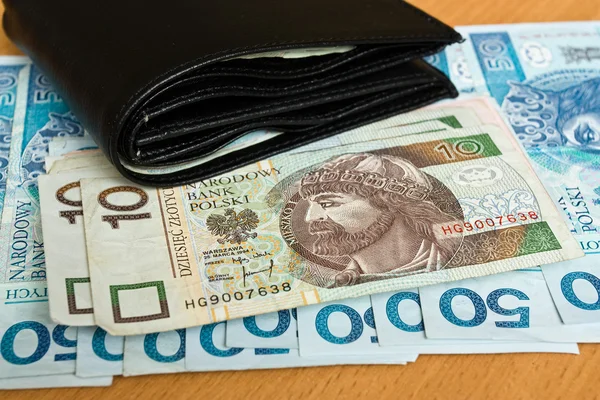 Polnisches Geld - Zloty, Banknoten und Brieftasche auf dem Tisch — Stockfoto