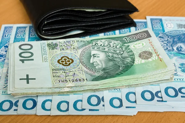 Польские деньги - злотые, банкноты и бумажник на столе — стоковое фото