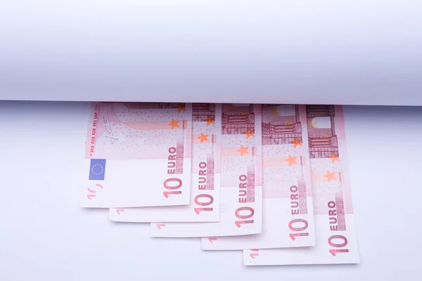 Dinero europeo: euros, billetes en rollo blanco de papel para texto o diseño — Foto de Stock