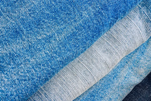 堆栈的各种色调的蓝色牛仔裤长裤作为纹理或背景 — 图库照片