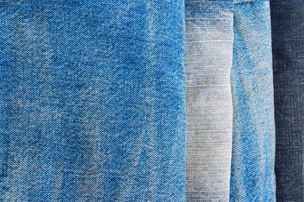 Pila de varios tonos de pantalones vaqueros azules como textura o fondo para —  Fotos de Stock