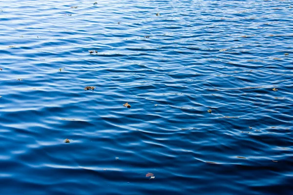 Vlny vody jako pozadí návrhu — Stock fotografie