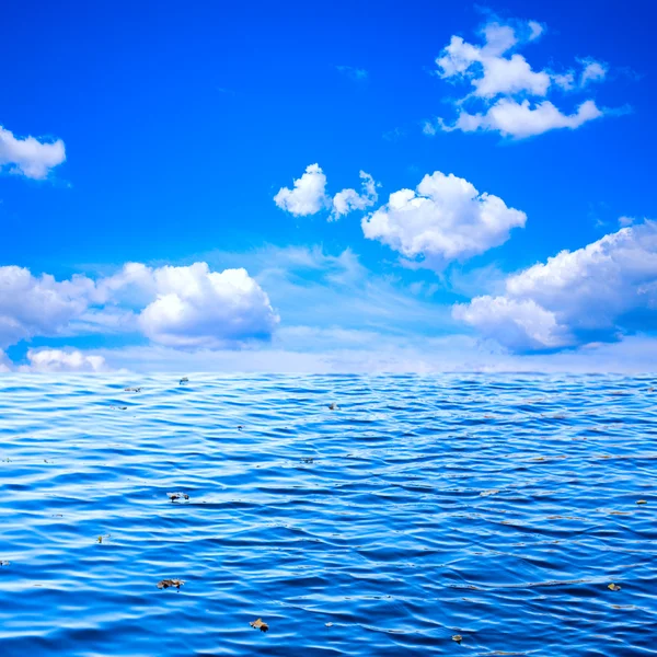 Belle vue du ciel bleu avec des nuages blancs et l'océan comme arrière-plan à des — Photo