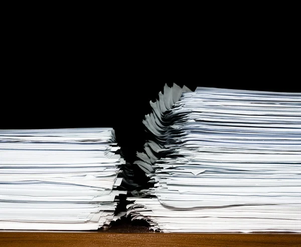 Empilement de documents ou de fichiers, surcharge de paperasse sur fond noir — Photo