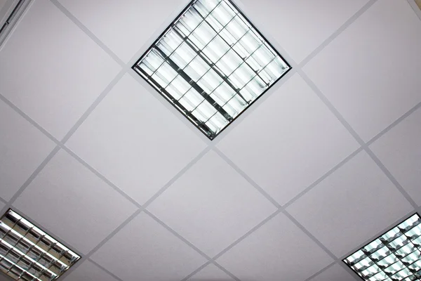 Lâmpada fluorescente no teto moderno, detalhe da arquitetura — Fotografia de Stock