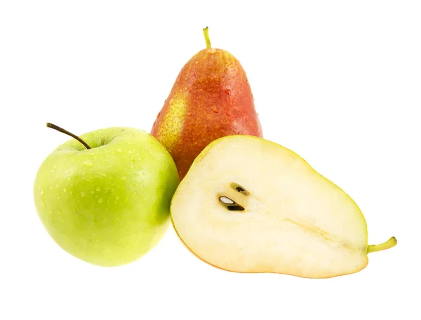Färska päron och grönt äpple med droppar vatten. — Stockfoto