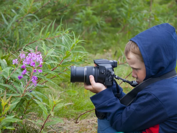 Den lilla pojken fotografera natur. — Stockfoto